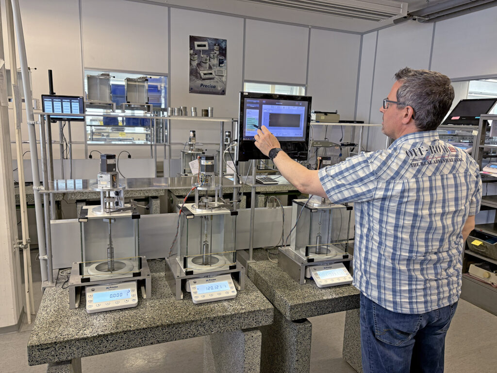 Pascal Ernst checks the robot's measurement results at the Precisa test lab.